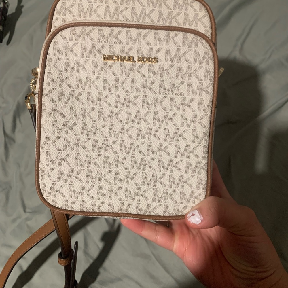 White Michael Kors crossover bag
